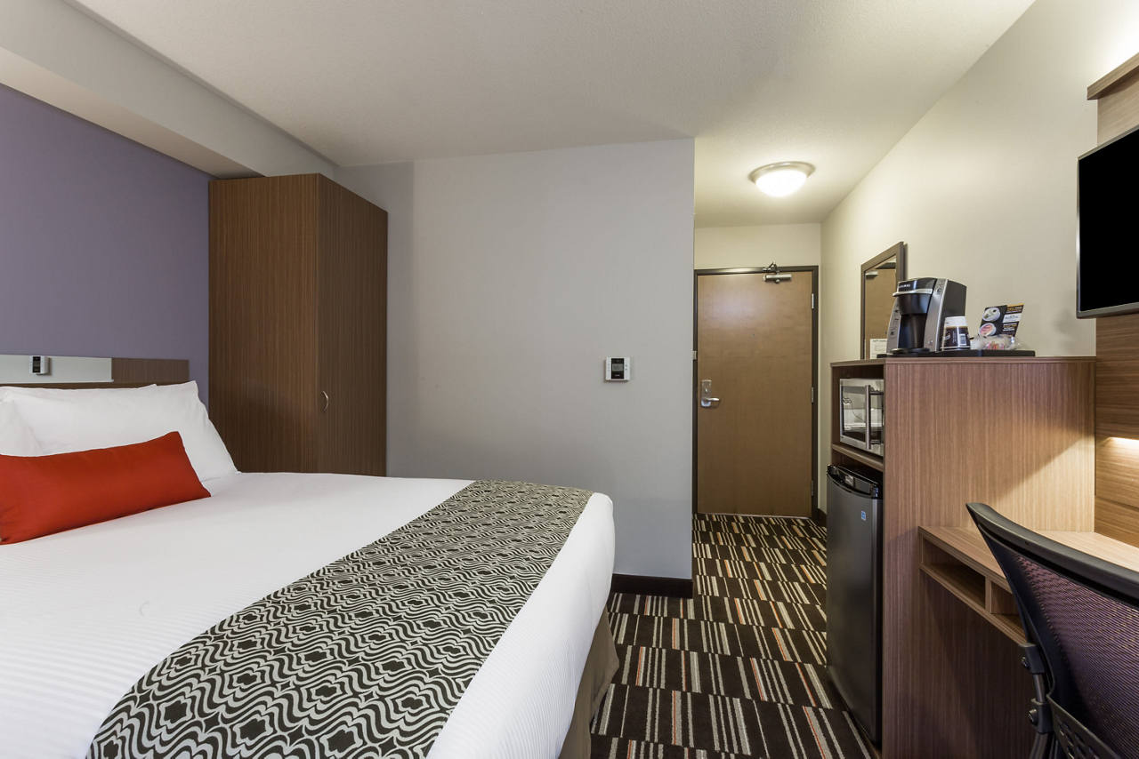 1 Queen Bed Room